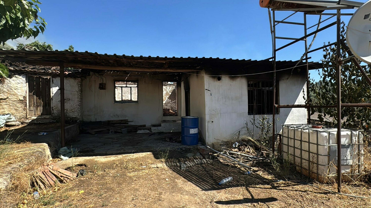 Ödemiş'te Orman Yangını Evlere Ulaştı