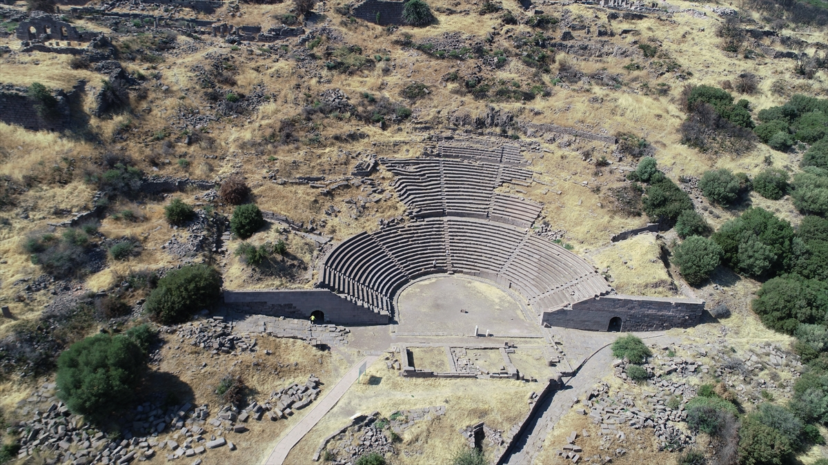 Assos Antik Tiyatrosu Restorasyonu Tamamlanıyor